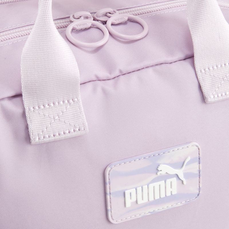 Hellvioletter Rucksack mit gut sichtbarem Puma Logo, robusten Reißverschlüssen und gepolsterten Tragegriffen