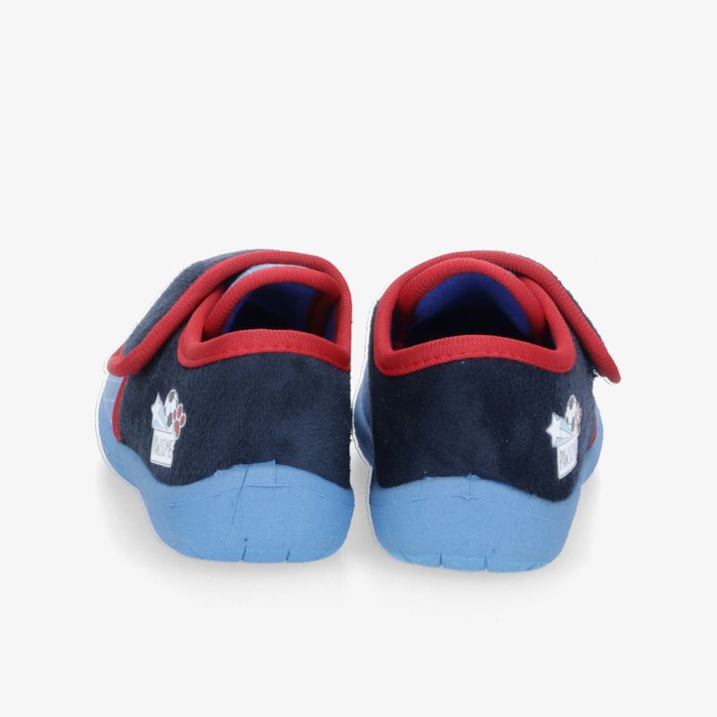 Bequeme Schuhe mit Klettverschluss, blauen Sohlen und roten Details für optimalen Halt und Flexibilität.