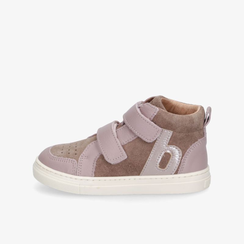 Seitenansicht eines modischen Klettverschluss-Sneakers mit weichem Innenfutter und rutschfester Sohle