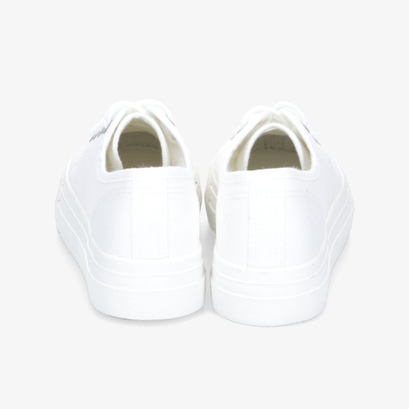 Moderne, weiße Sneaker mit rutschfester Sohle und komfortabler Passform, ideal für jeden Stil.