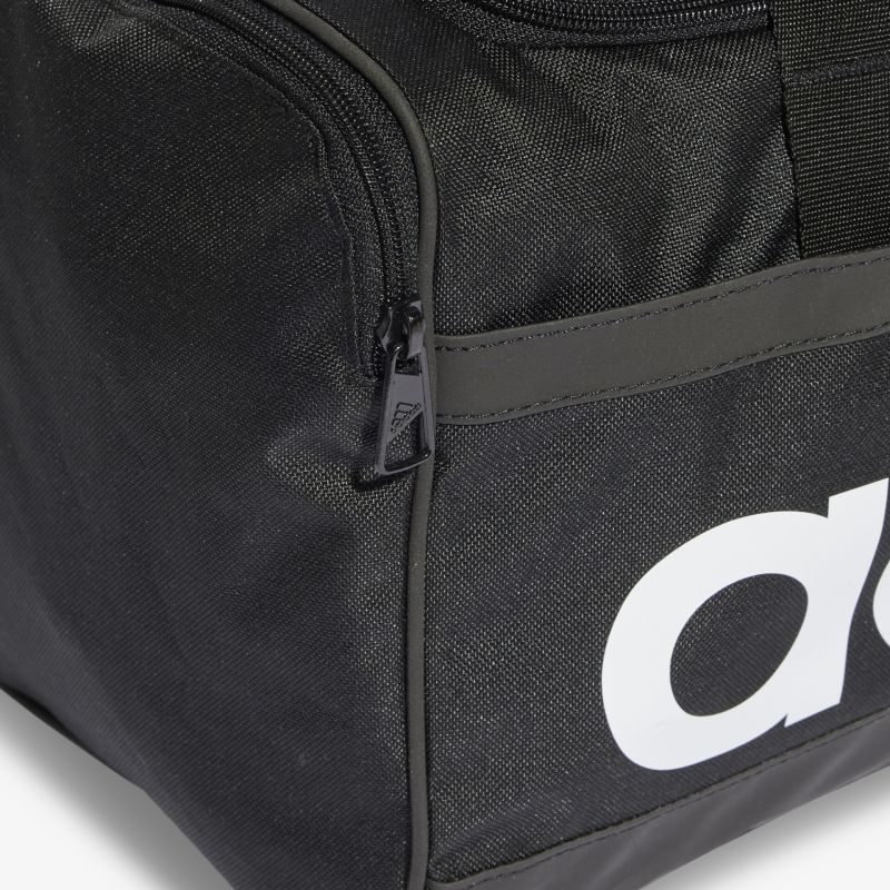 Schwarze Sporttasche mit großem Logo, robustem Material und praktischen Reißverschlüssen.