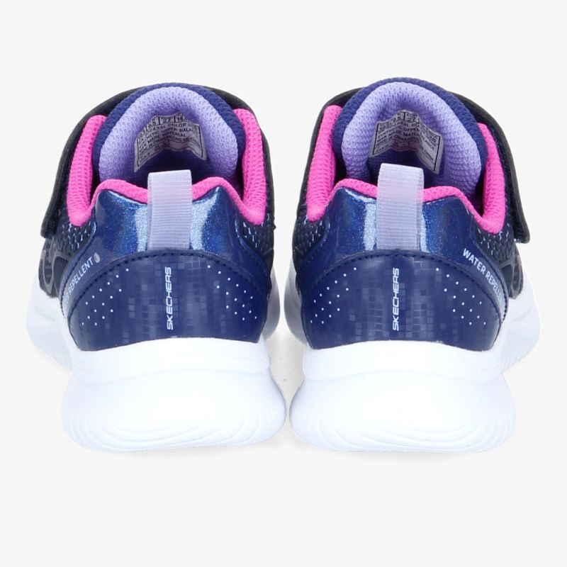 Bequeme und stilvolle Sportschuhe in Dunkelblau mit weißen Sohlen und pinken Akzenten, ideal für den Alltag