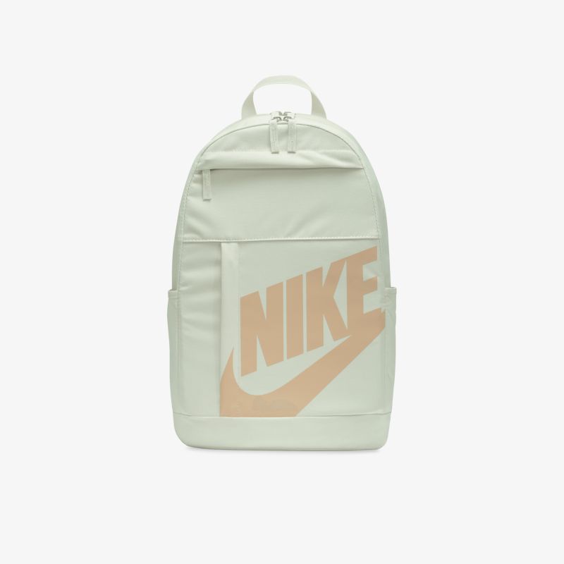 Moderner Nike Rucksack in heller Farbe mit großem Fach und gut sichtbarem Logo, ideal für Alltag und Freizeit