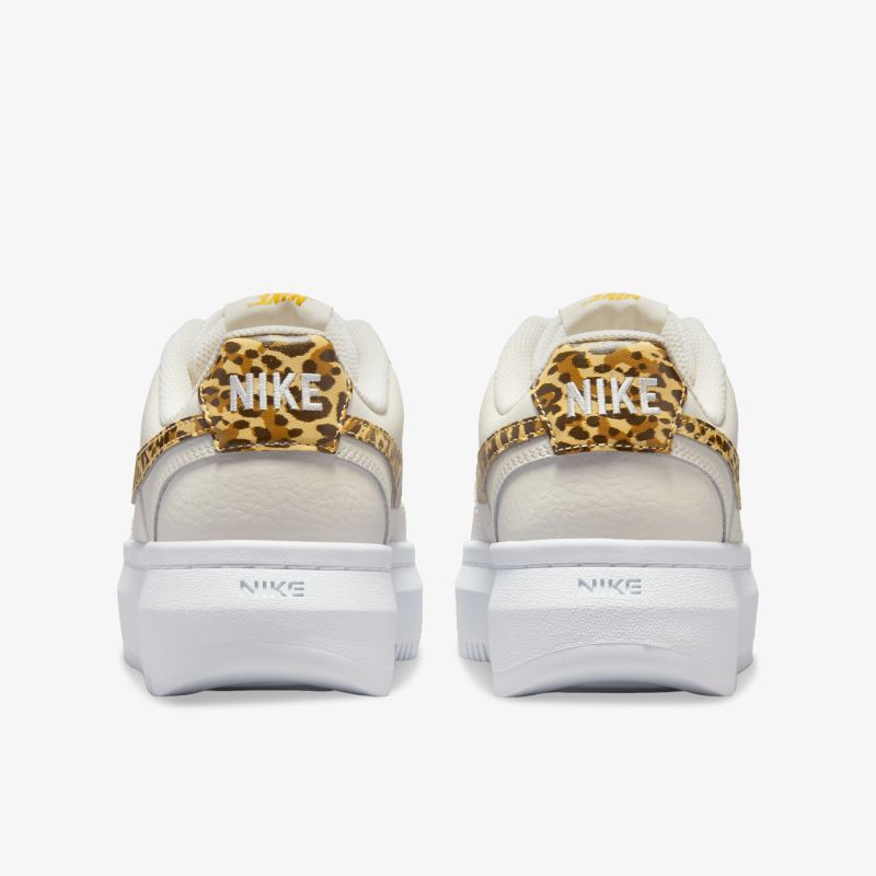 Rückansicht von Nike Sneakern mit auffälligem Leopardenmuster für trendbewussten Stil und Komfort