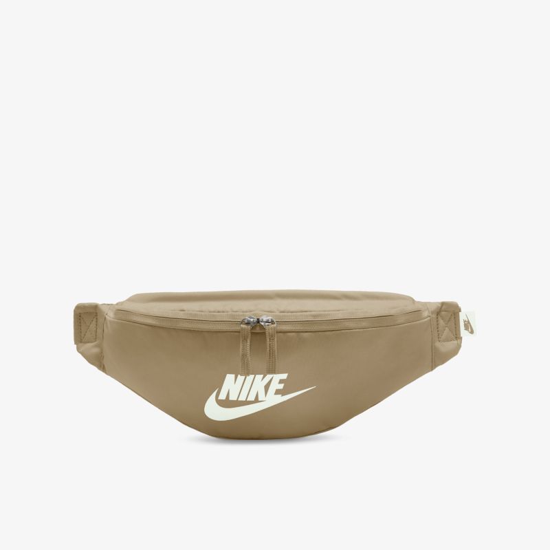 Beige Nike Bauchtasche mit großem Hauptfach und robustem Reißverschluss für praktischen und vielseitigen Gebrauch