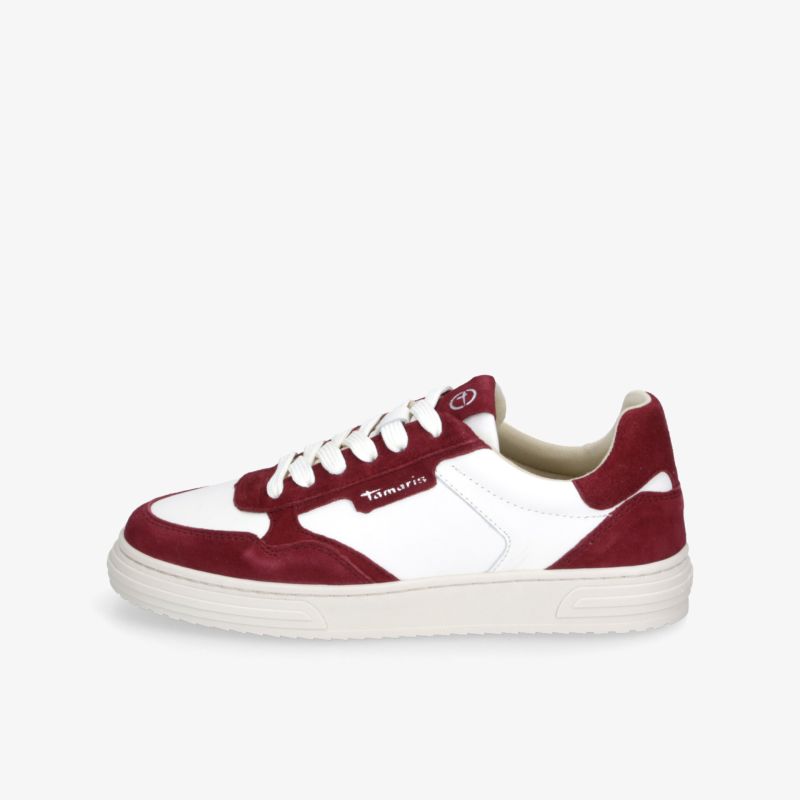 Weißer Sneaker mit bordeauxroten Akzenten und weißer Sohle, sportliches und modernes Design, seitliche Ansicht