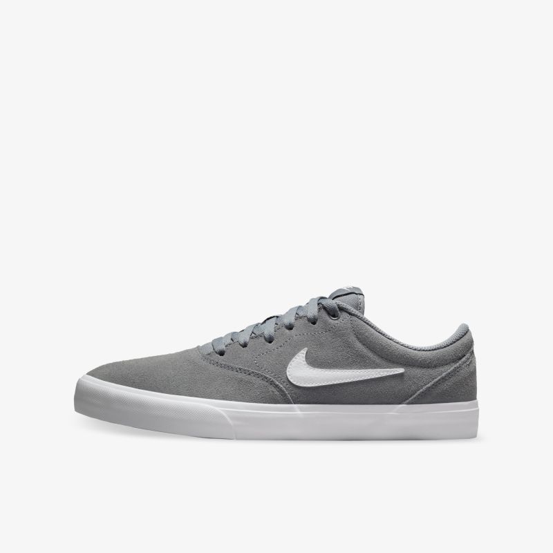 Grauer Sneaker mit schnürverschluss, leichter und bequemer Schuh mit klassischem Design und heller Sohle