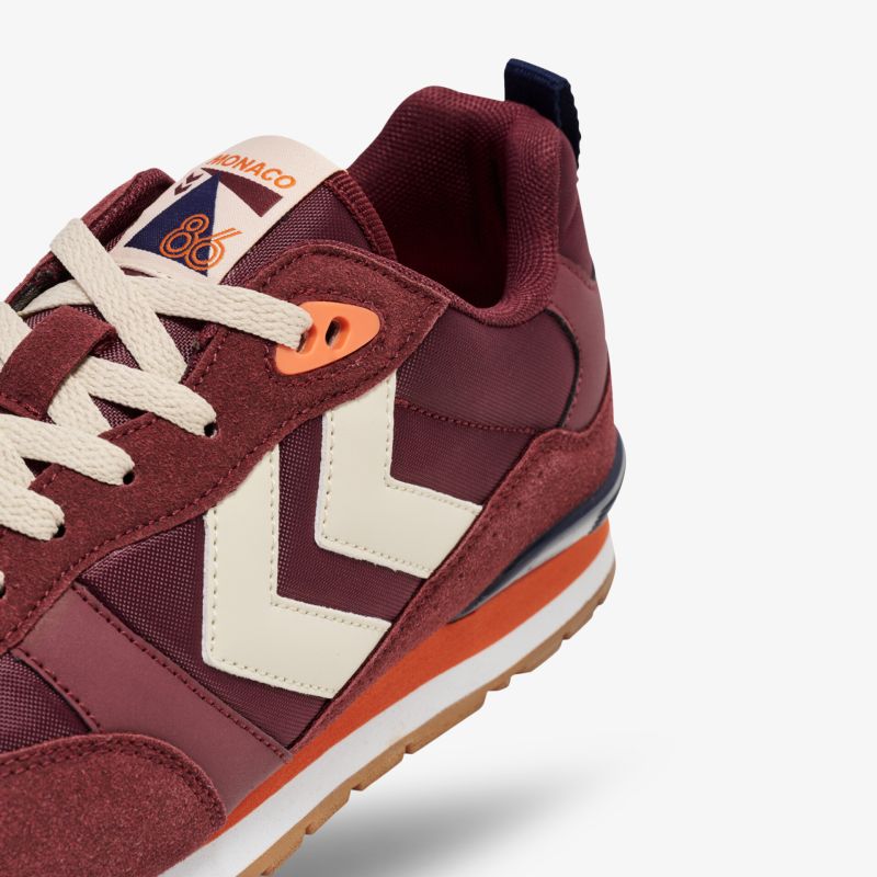 Moderner Sneaker in attraktivem Design mit bequemer Passform und hochwertigen Materialien für optimalen Tragekomfort.