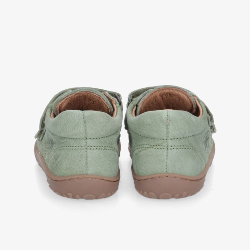 Rückansicht von grünen, robusten Schuhen mit stabiler Sohle für Komfort und Stil im Alltag.