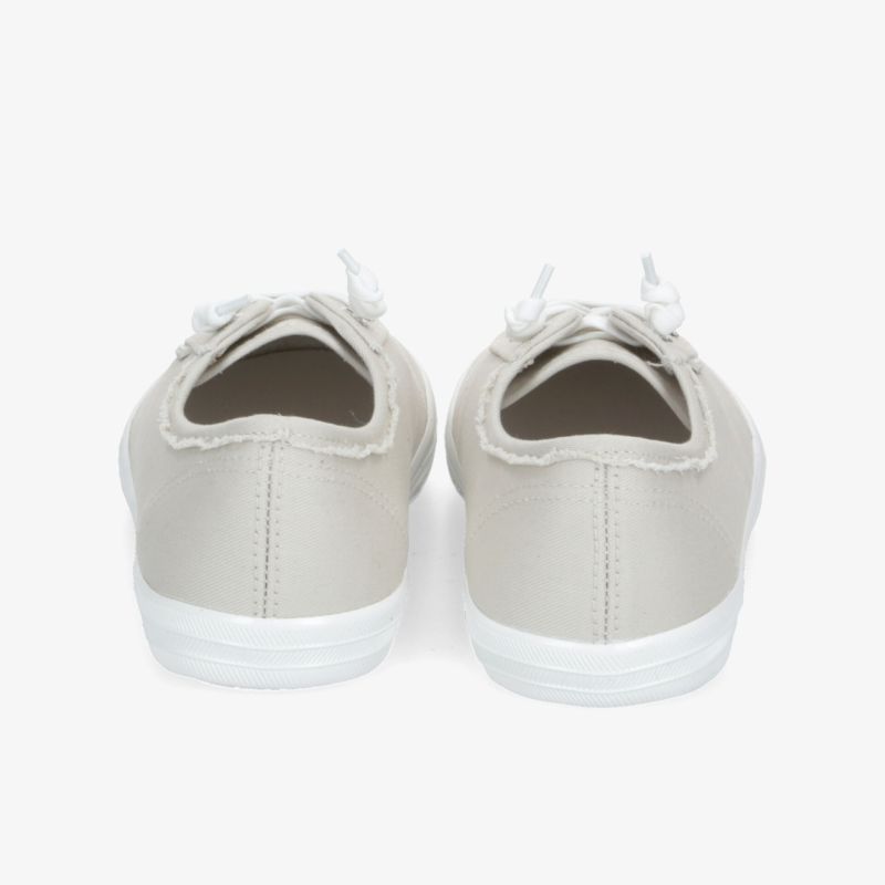 Weißes schuhpaar in Rückansicht, eleganter Look mit bequemer Passform und leichter flexible Sohle