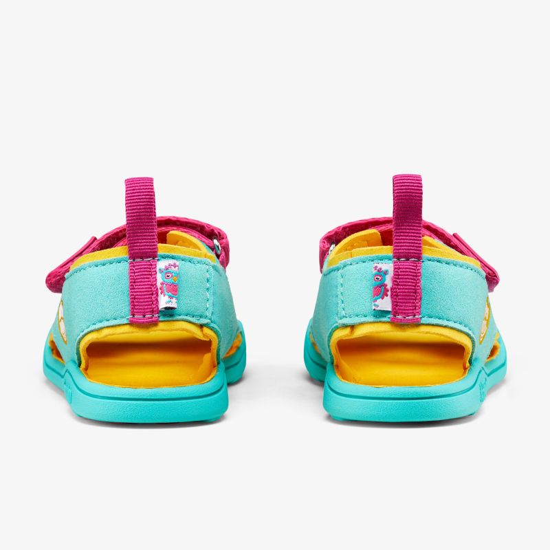 Bunte Sandalen mit verstellbaren Riemen und weicher Sohle, ideal für stilvollen Tragekomfort im Alltag.