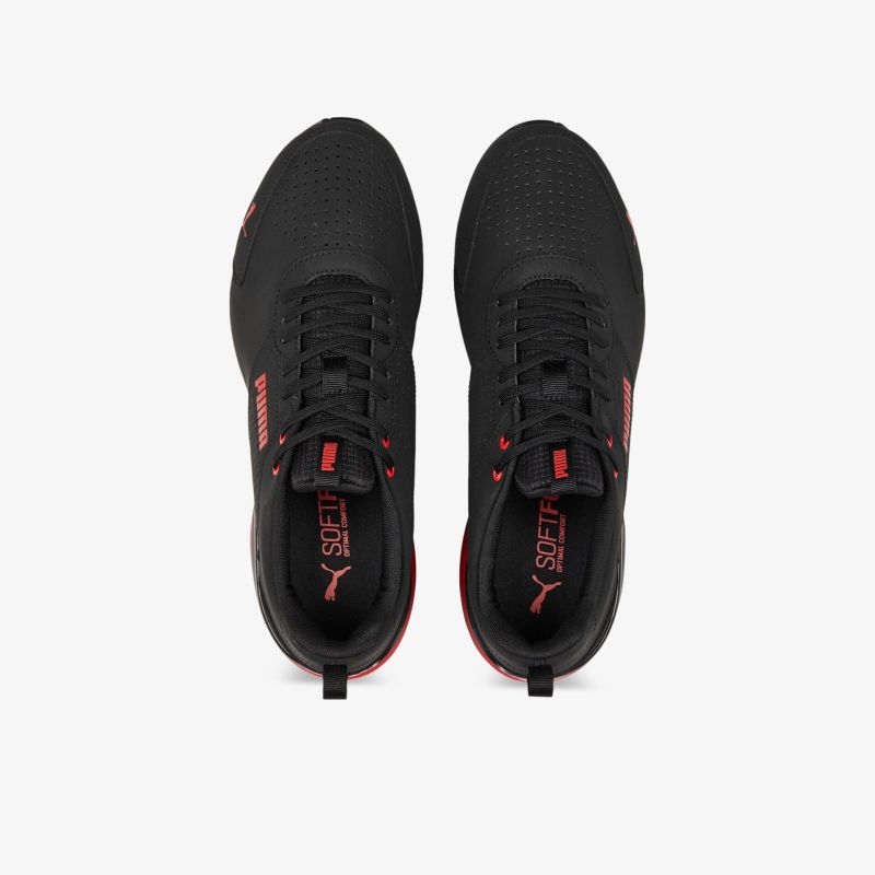 Moderne, schwarze Sneakers mit roten Akzenten und flexiblem Design für optimalen Komfort und Stil.