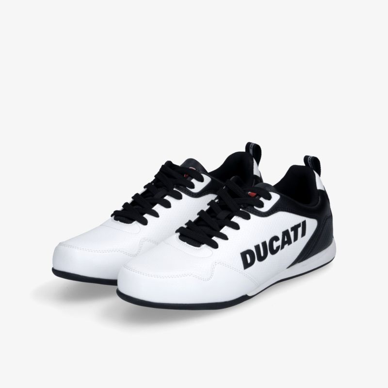 Sportlicher weißer Sneaker mit schwarzem Akzent, Ducati Logo, gepolsterter Knöchelbereich und rutschfester Sohle in 3/4-Ansicht