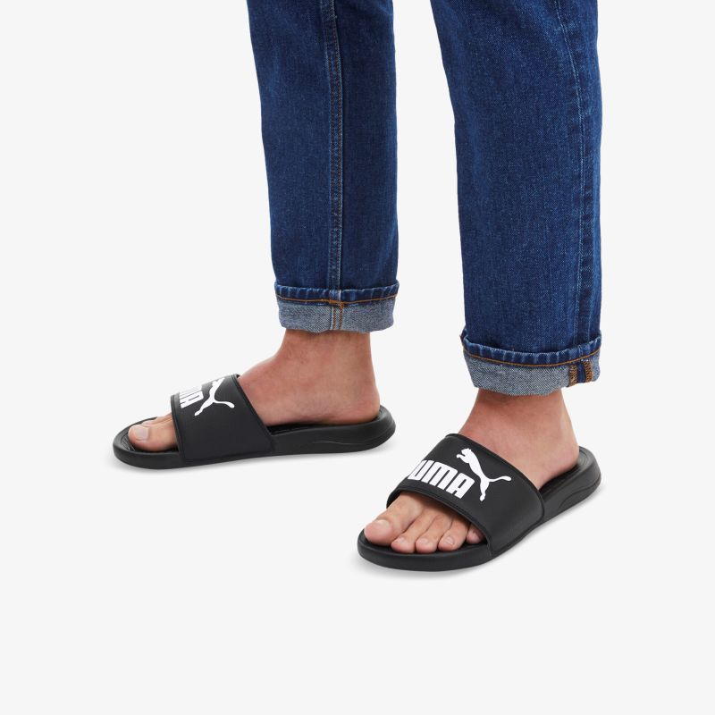 Bequeme, stilvolle schwarze Slipper ideal für entspannte Momente.