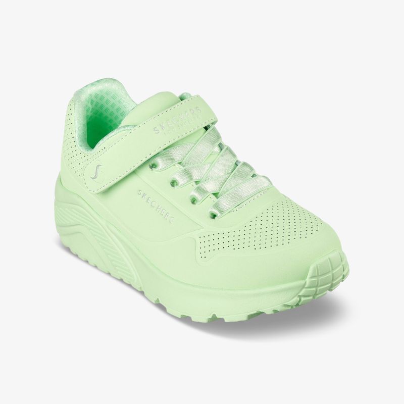 Grüner leichter Sportschuh mit atmungsaktivem Material und verstellbarem Klettverschluss für optimalen Komfort