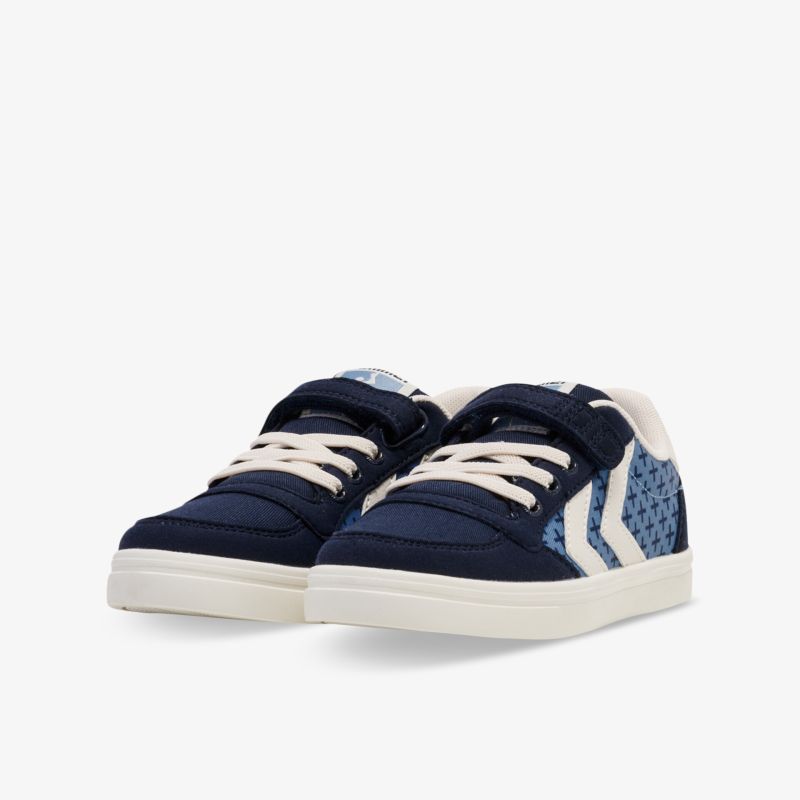 Sneaker Paar in blau und weiß, schräg vorne aufgenommen, mit bequemer Passform und sportlichem Design.