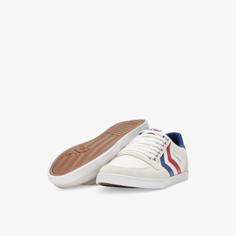 Stylische weiße Sneaker mit kontrastierenden Streifen und robuster Sohle, ideal für Freizeit und Alltag.