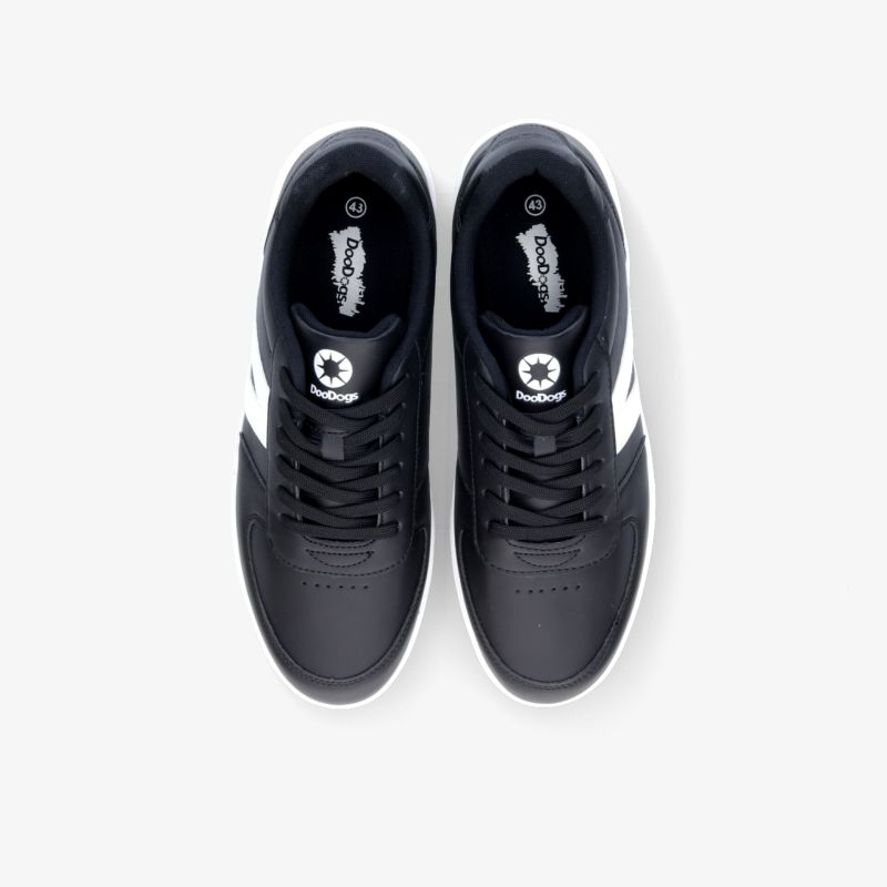 Schwarze Sneaker mit weißem Logo und Schnürsenkeln. Sportlicher, zeitloser Stil ideal für Alltag und Freizeit.