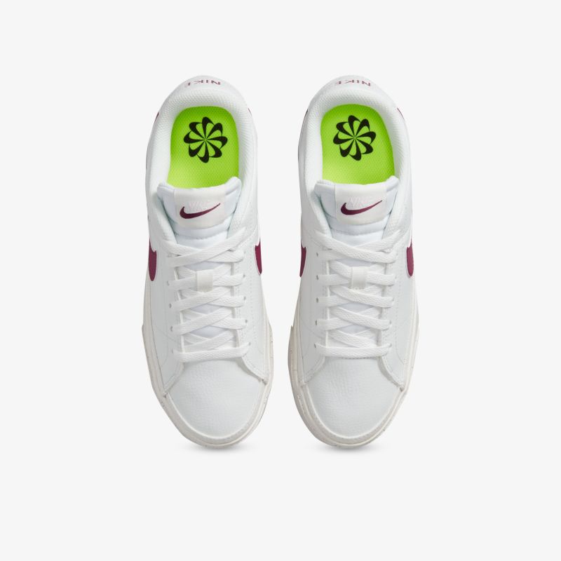 Klassische weiße Sneaker mit rotem Logo, rutschfeste Sohle, bequeme Passform, ideal für sportlichen Alltagslook.