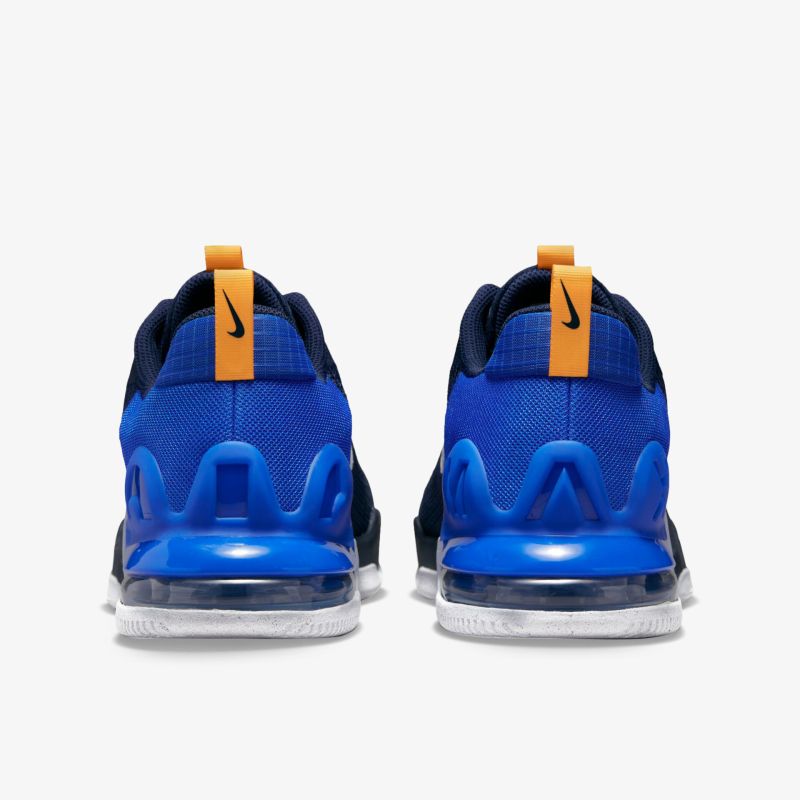 Vielseitige blaue Sportschuhe mit auffälligem Design und robuster Sohle, ideal für sportliche Aktivitäten.