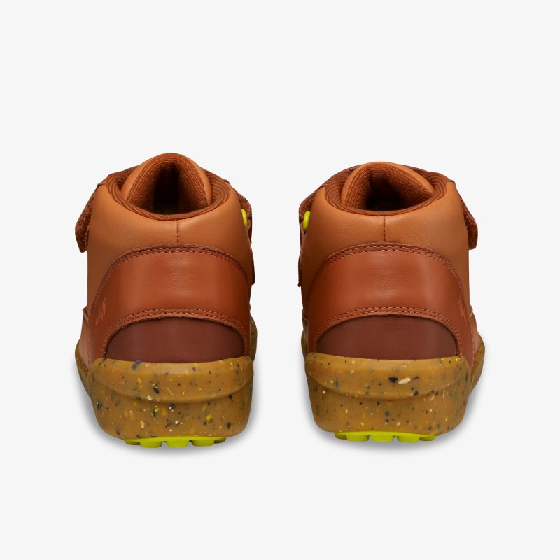 Robuste braune Schuhe mit rutschfester Sohle und bequemem Design, Rückansicht.