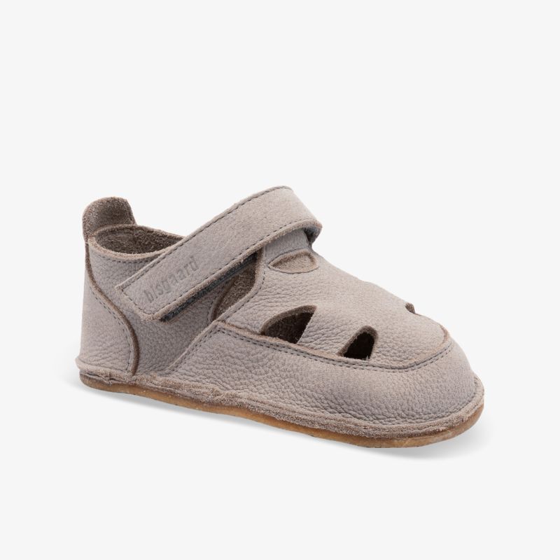 Heller bequemer Schuh mit flexiblem Klettverschluss und weichem Leder für optimalen Tragekomfort