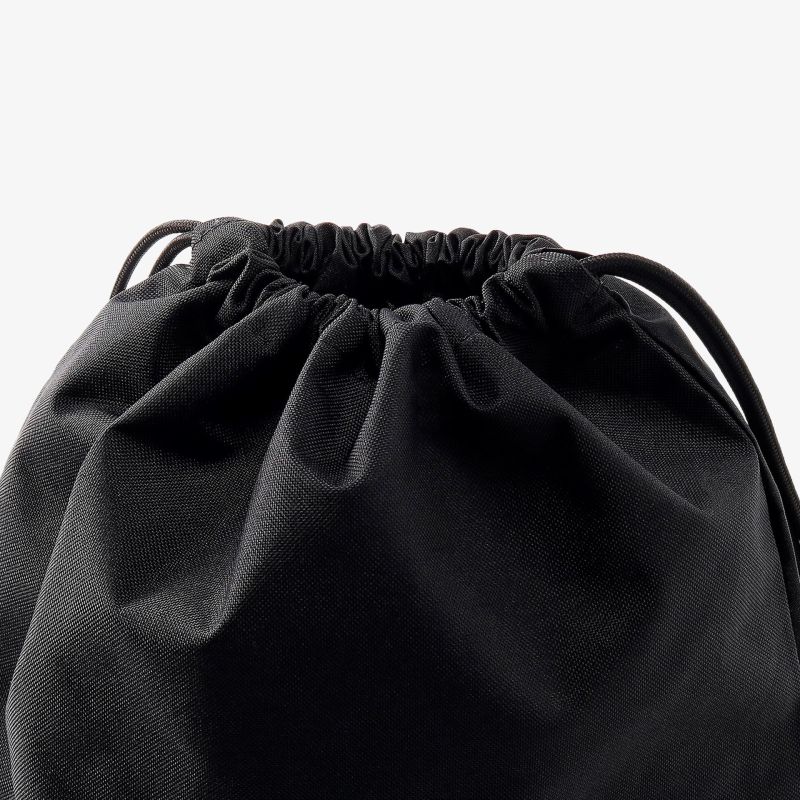 Schwarzer Rucksack mit Kordelzug, ideal für den täglichen Gebrauch, modernes und vielseitiges Design.