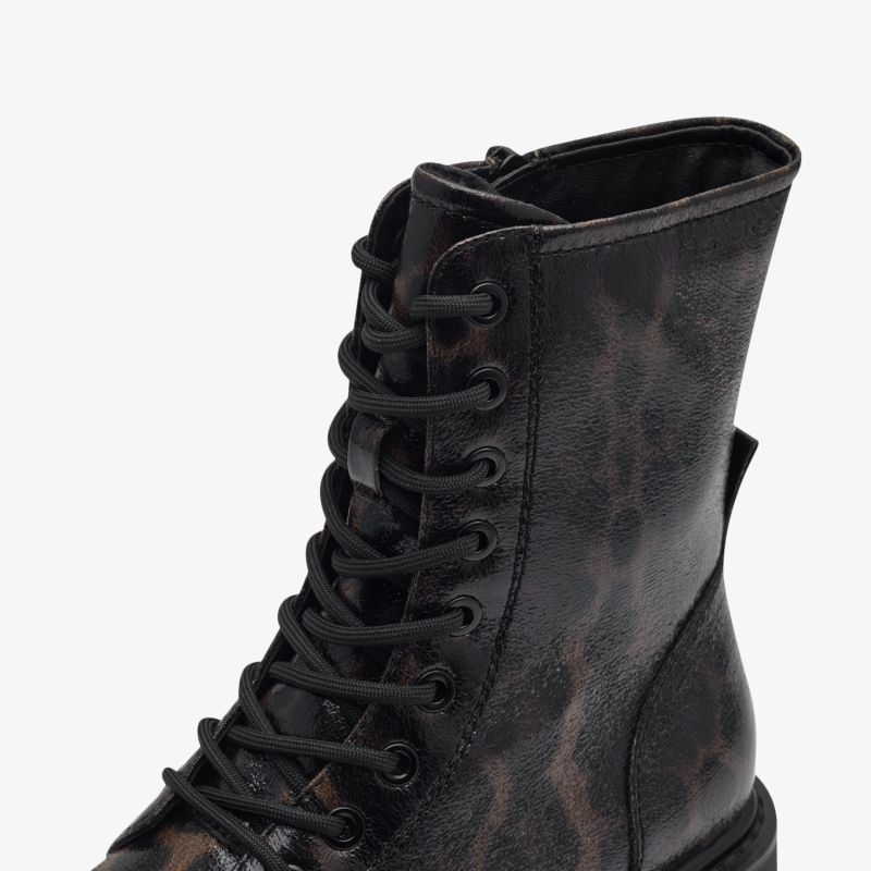 Robuster Schuh mit hohem Schaft und detailreicher Schnürung in modischem Design, ideal für vielseitigen Einsatz