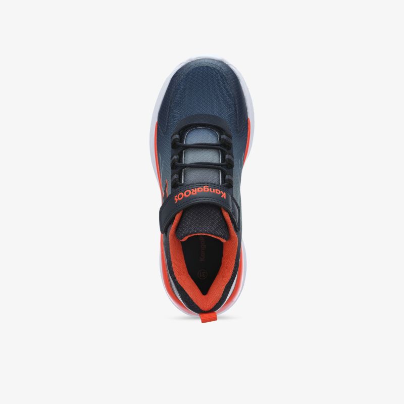 Bequemer Sneaker in dunklem Design mit auffälligen Akzenten und strapazierfähiger Sohle für optimalen Halt.