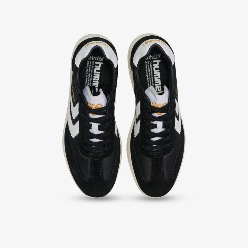 Schwarze Sneaker mit weißem Detail und klassischem Look für vielseitige Outfits. Bequemes und stilvolles Design.