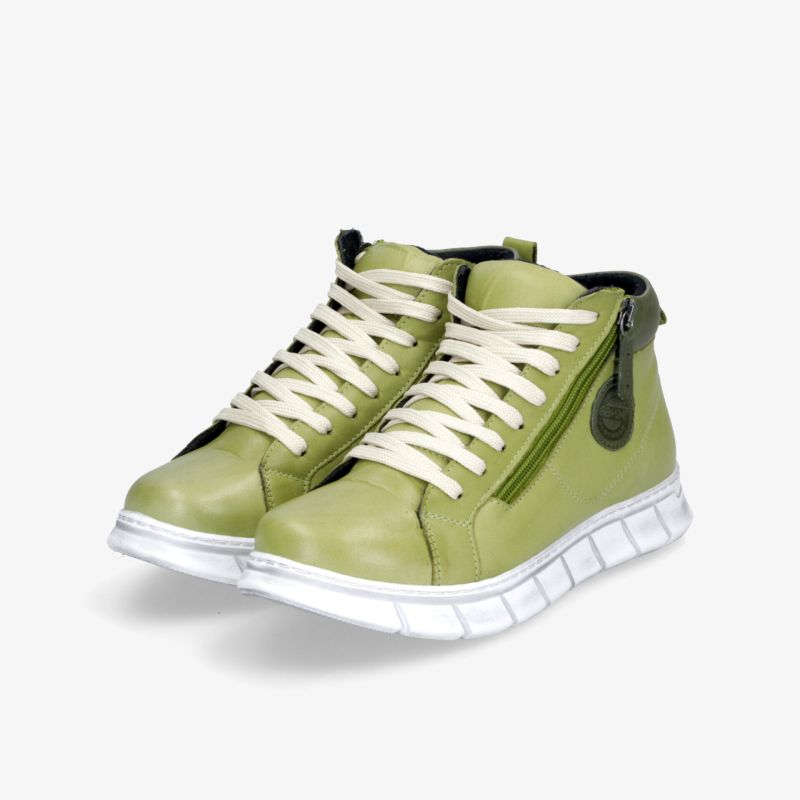 Grünes Sneaker-Paar mit weißen Sohlen und komfortabler Schnürung, sportlich und leicht für den Alltag