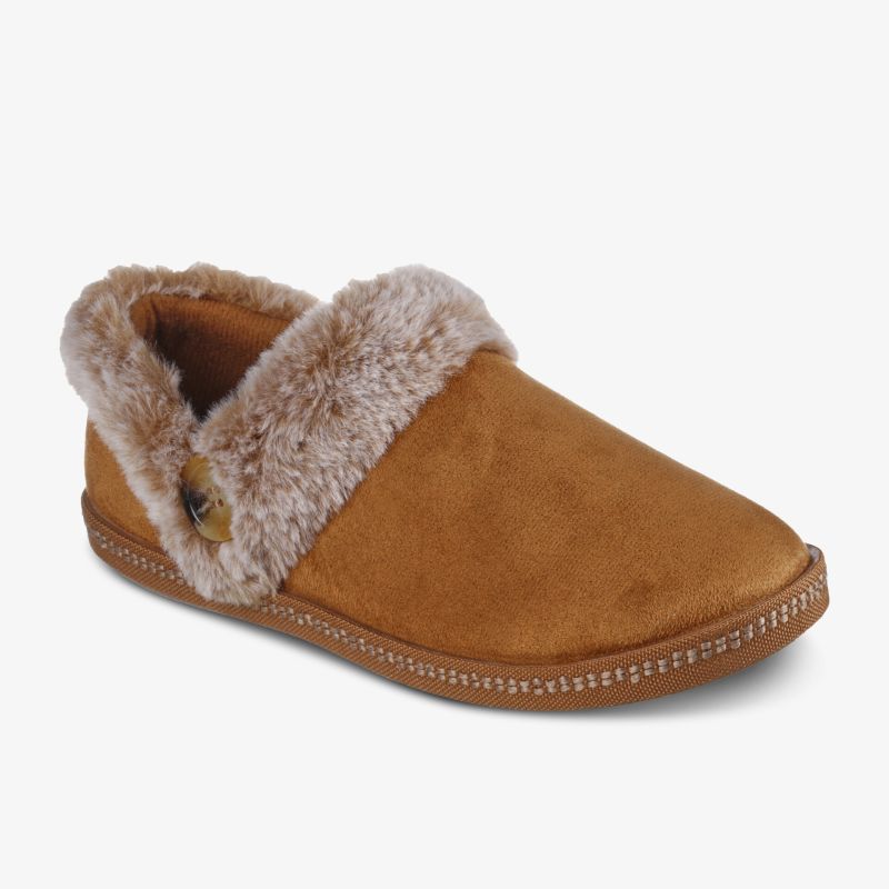 Warme, komfortable Hausschuhe mit weichem Plüschfutter und rutschfester Sohle in elegantem Braun.