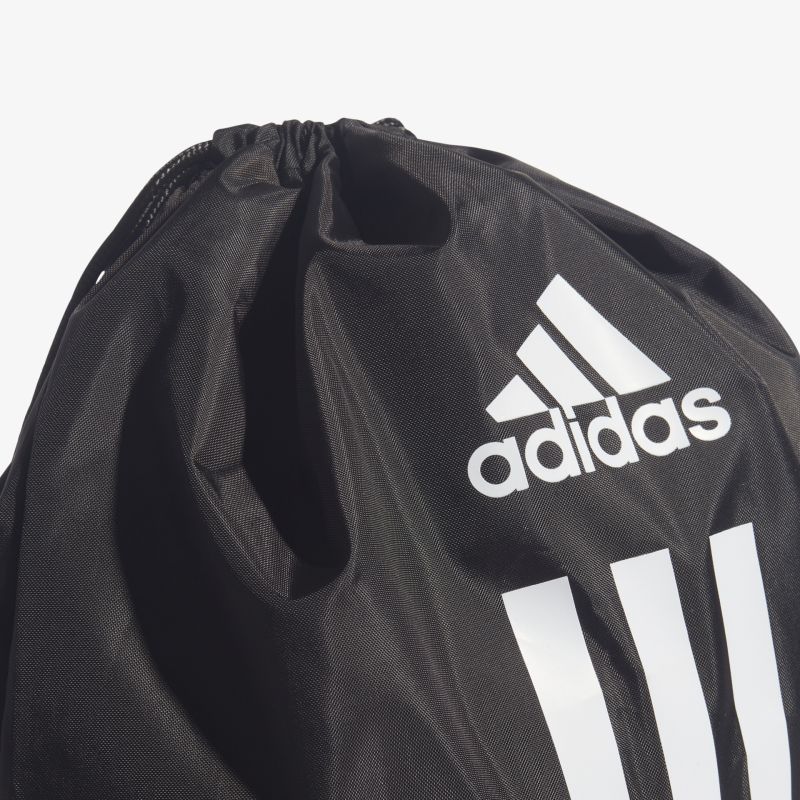 Schwarzer Adidas Sportbeutel mit Kordelzug und markantem Logoprint, ideal für den Alltag.