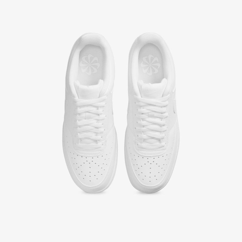 Klassische weiße Sneaker mit zeitlosem Design und hoher Qualität für vielseitige Styles.