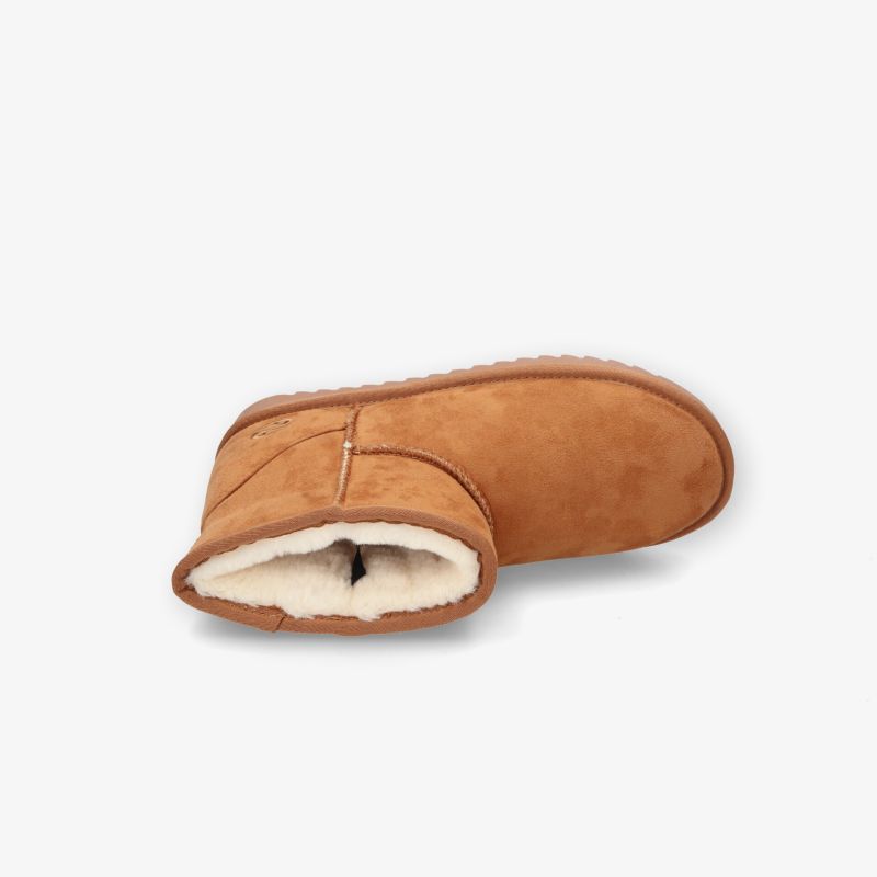 Warmer gefütterter Stiefel mit weichem Innenfutter für angenehmen Tragekomfort, seitliche Ansicht liegend