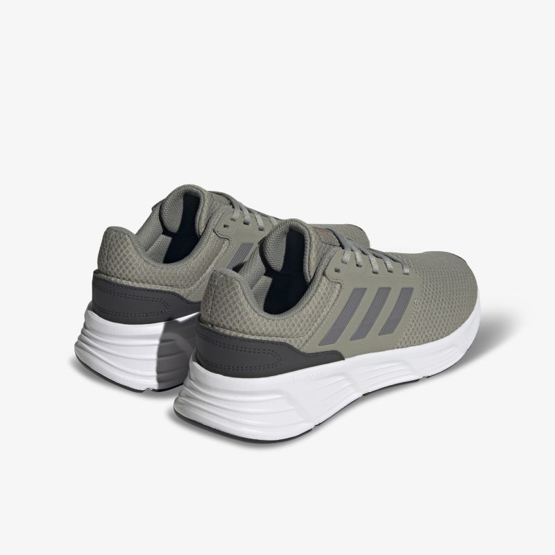Graue Sneakers mit weißer Sohle, sportliches Design und bequemer Passform, perfekt für vielfältige Aktivitäten.