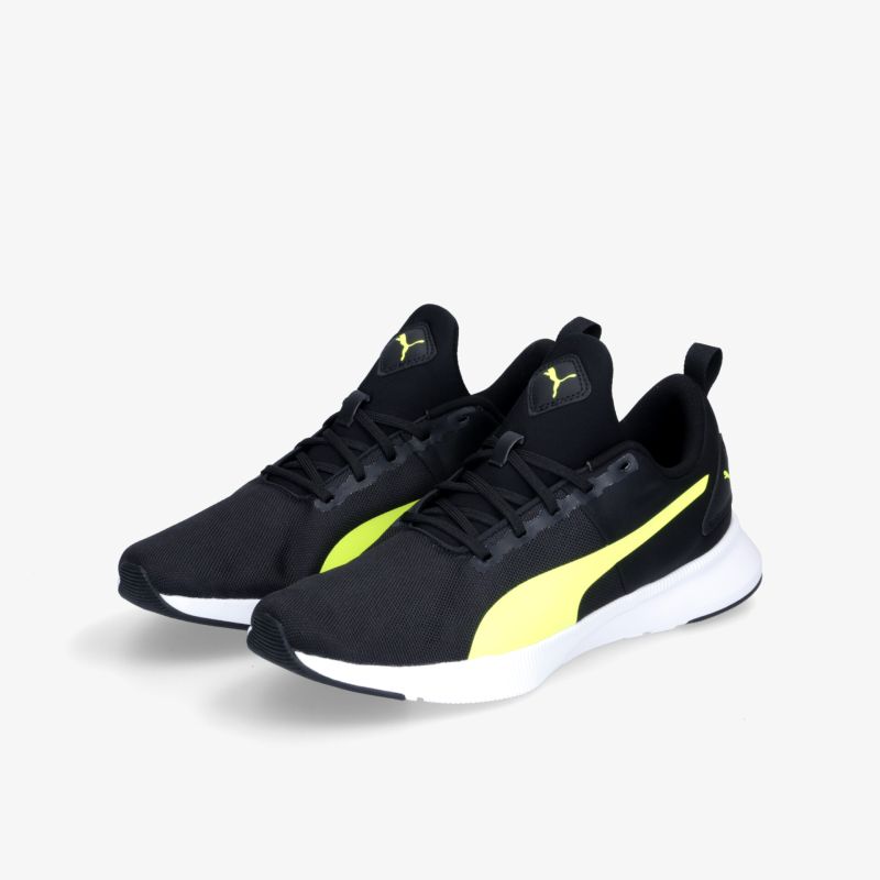 Schwarze Sportschuhe mit gelben Akzenten und weißer Sohle für maximale Bequemlichkeit und Stil.