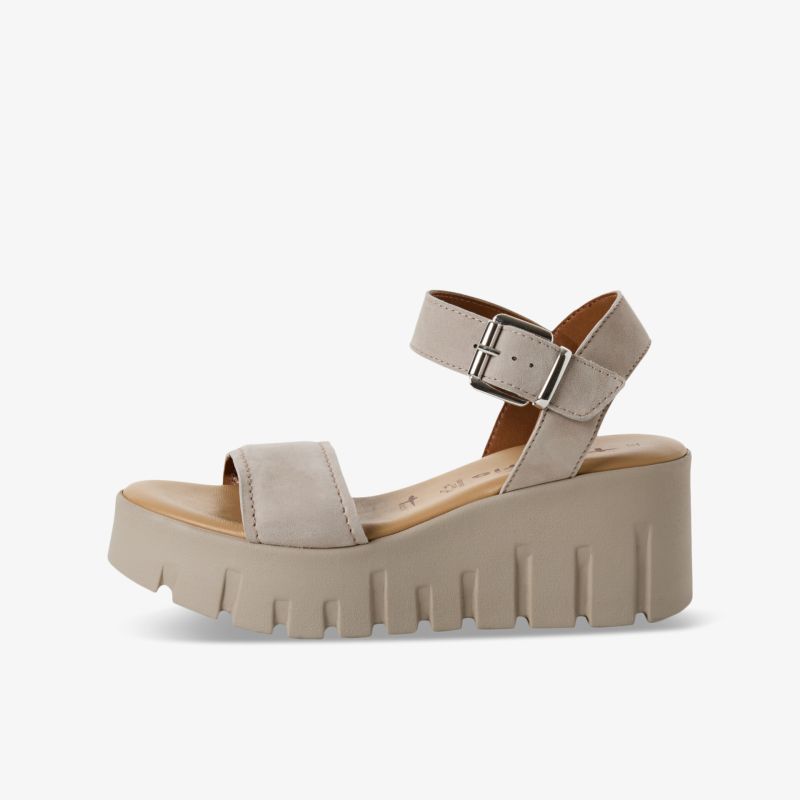 Bequeme beige Plateau Sandalette mit verstellbarem Riemen und robuster, profilierter Sohle in klarer Seitenansicht