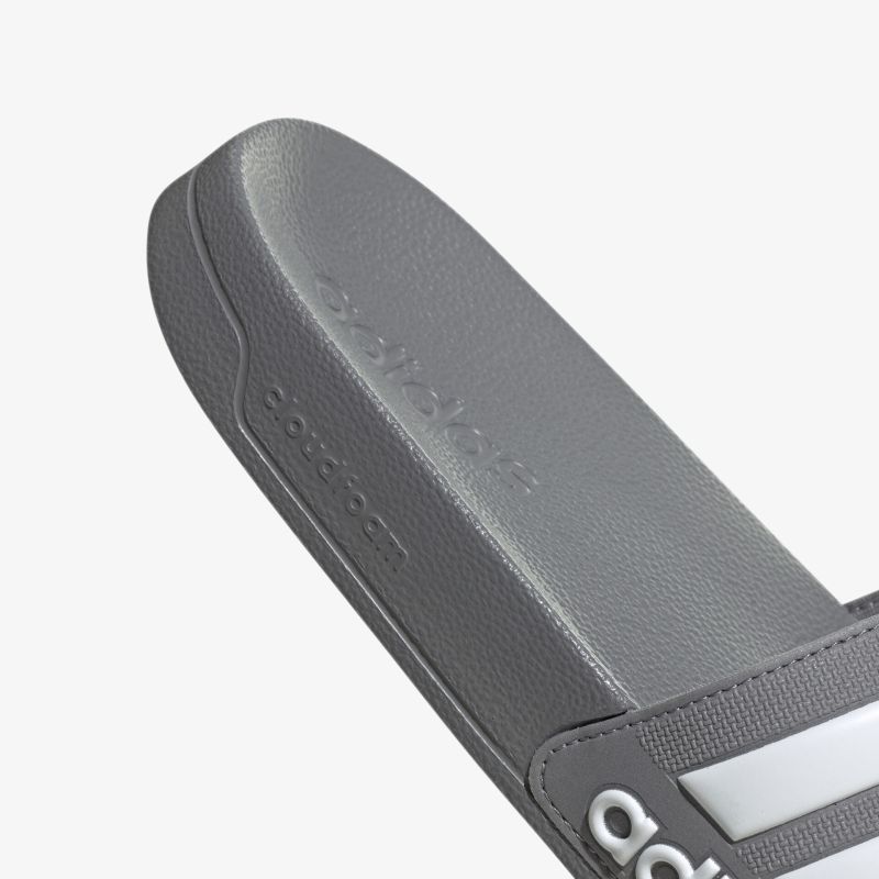 Graue Sandale mit komfortablem Fußbett und stilvollem Design für optimalen Halt und modernen Look.