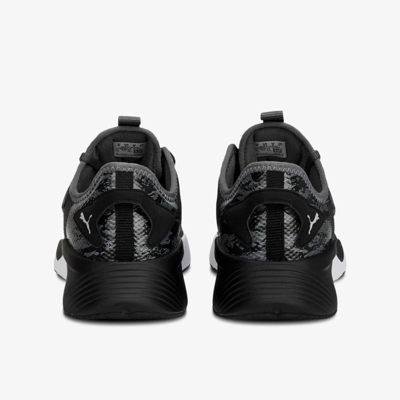 Stylische schwarze Sportschuhe mit rutschfester Sohle für optimalen Halt und Tragekomfort.