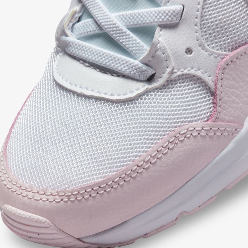 Leichter Sneaker mit atmungsaktivem Mesh und stylischen Details in sanftem Rosa.