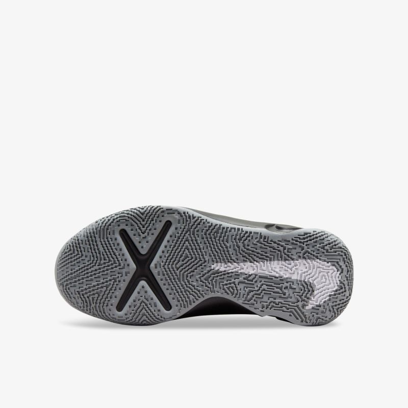 Rutschfeste Außensohle mit starkem Profil für maximale Traktion und Haltbarkeit bei sportlichen Aktivitäten.