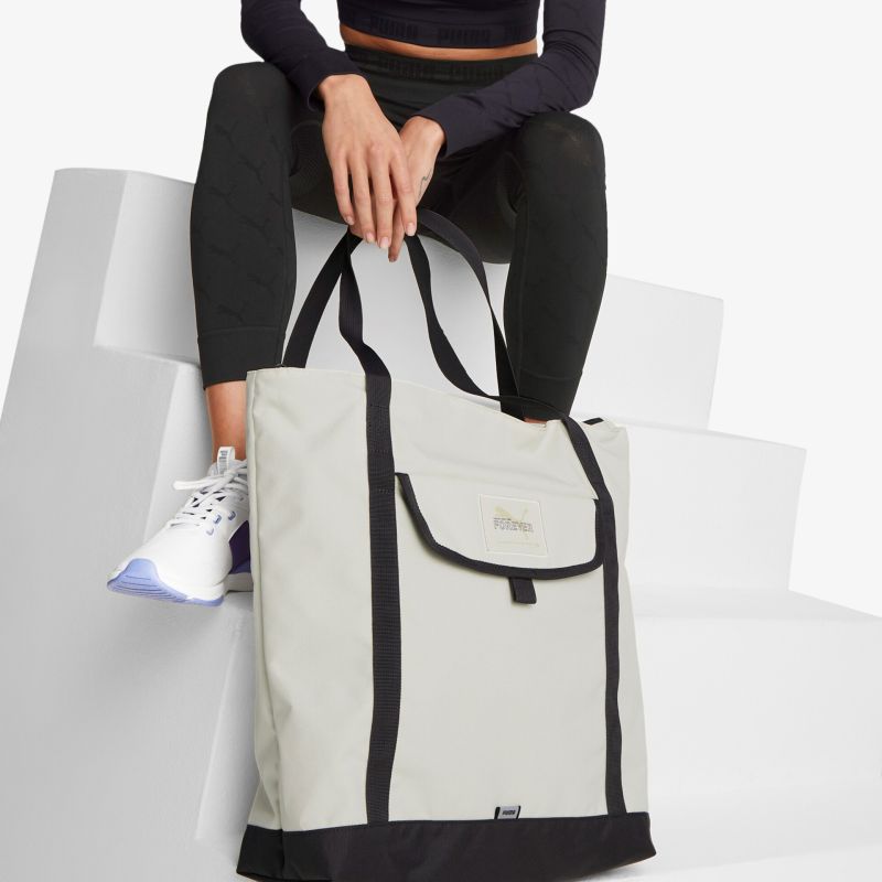 Elegante, geräumige Tragetasche mit robusten Trägern und praktischen Taschen. Perfekter Begleiter für unterwegs.