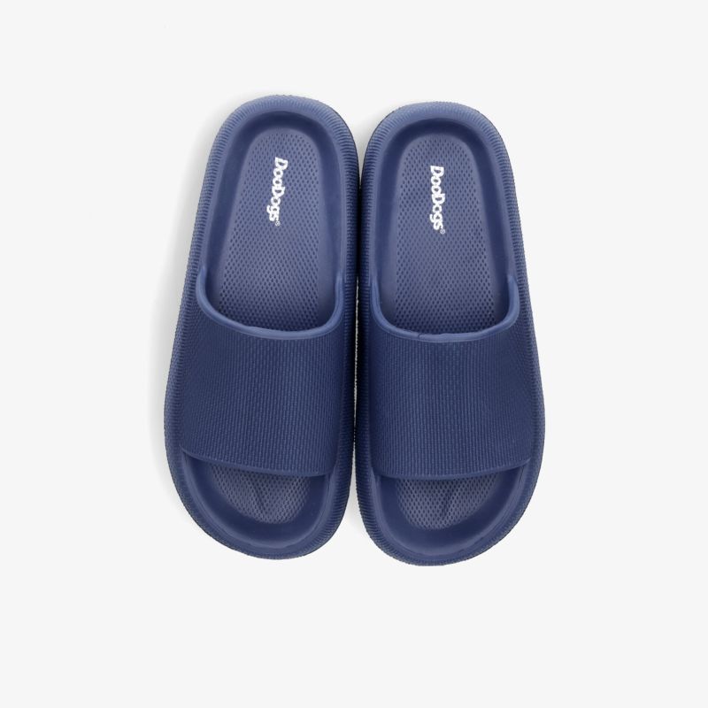 Bequeme blaue Badeschuhe mit gepolstertem Fußbett und rutschfester Sohle, perfekt für den Alltag
