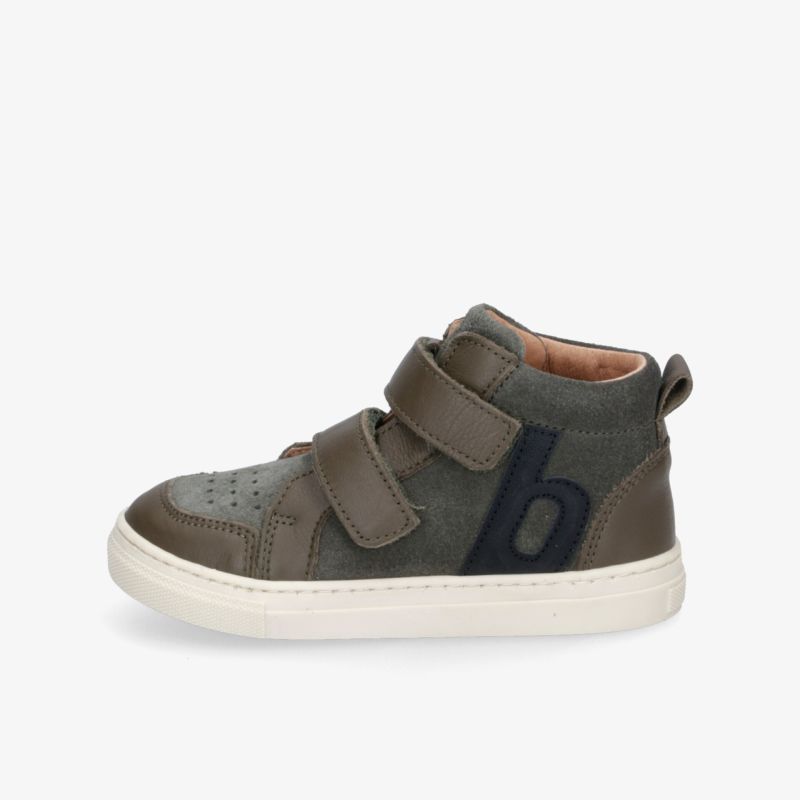 Robuster Kinderschuh in Graubraun mit praktischen Klettverschlüssen und rutschfester weißer Sohle