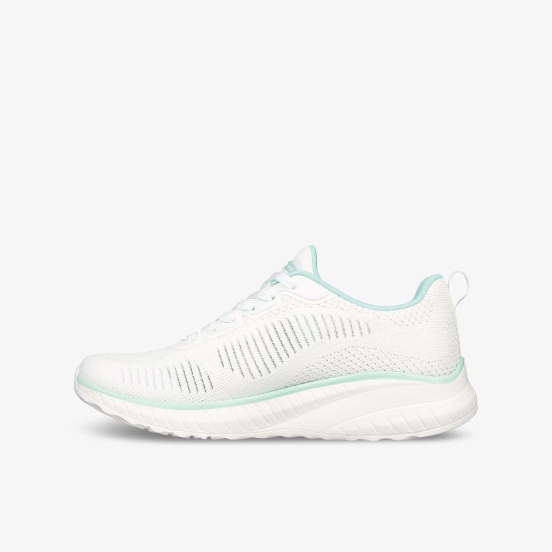 Moderner, weißer Sneaker mit mintfarbenen Details, ideal für Sport und Freizeit, bietet optimalen Tragekomfort.