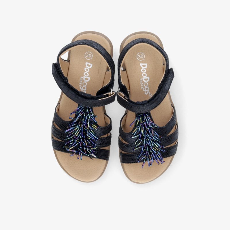 Elegante Sandalen mit dekorativen Riemen und feinen Details für maximalen Komfort.