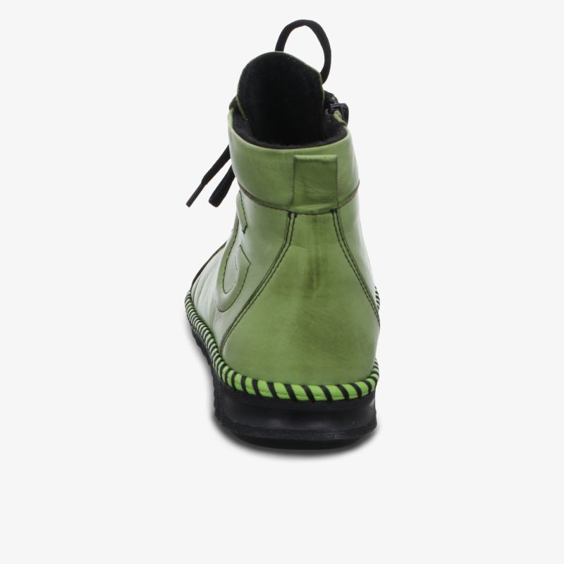 Rückansicht eines grünen Sneakers mit robuster Sohle und modischem Design auf neutralem Hintergrund