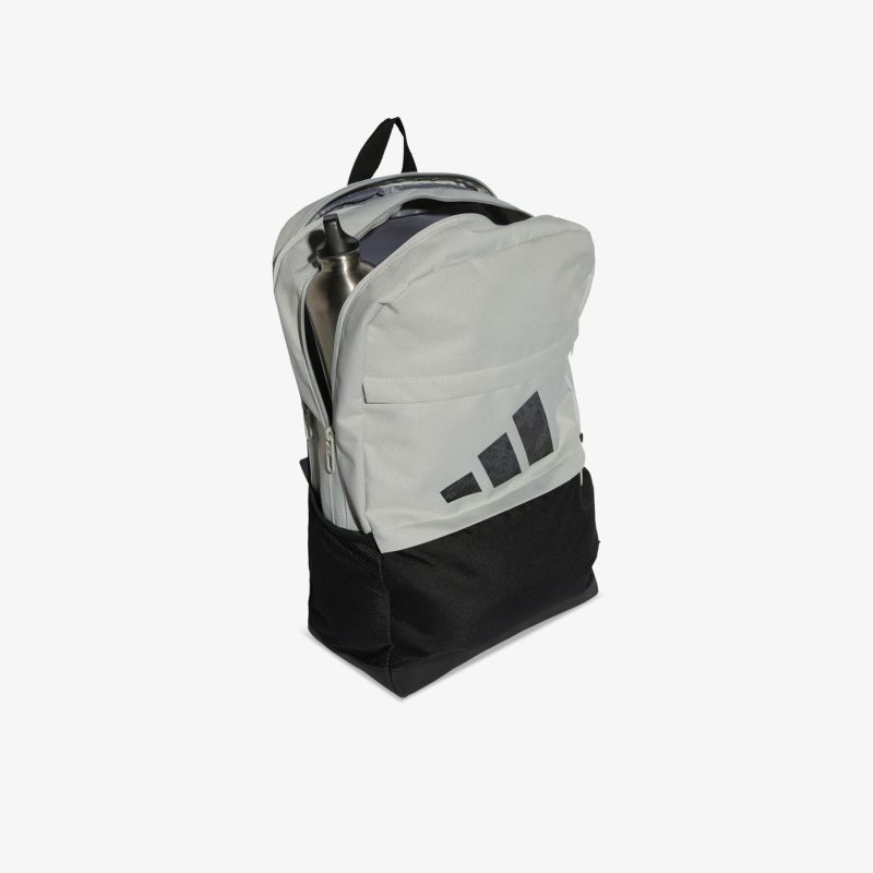 Moderner grauer Rucksack mit schwarzem Boden und großer Fronttasche, sportlich und robust gestaltet