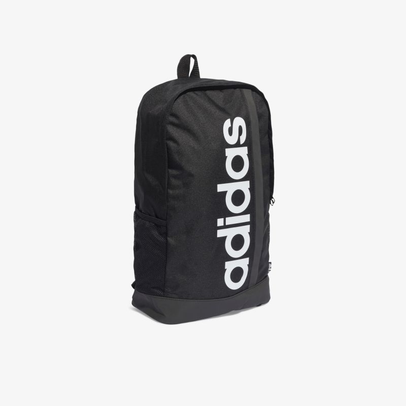 Schwarzer adidas Rucksack mit großem Logo. Praktisches Design, leicht und vielseitig für Sport und Alltag.